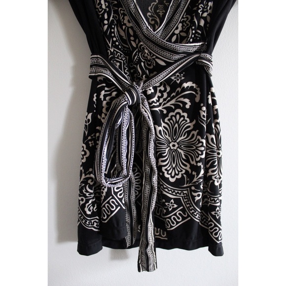 BCBG maxazria Print Wrap Tie Front Blouse Preowned Medium - Picture 4 of 7